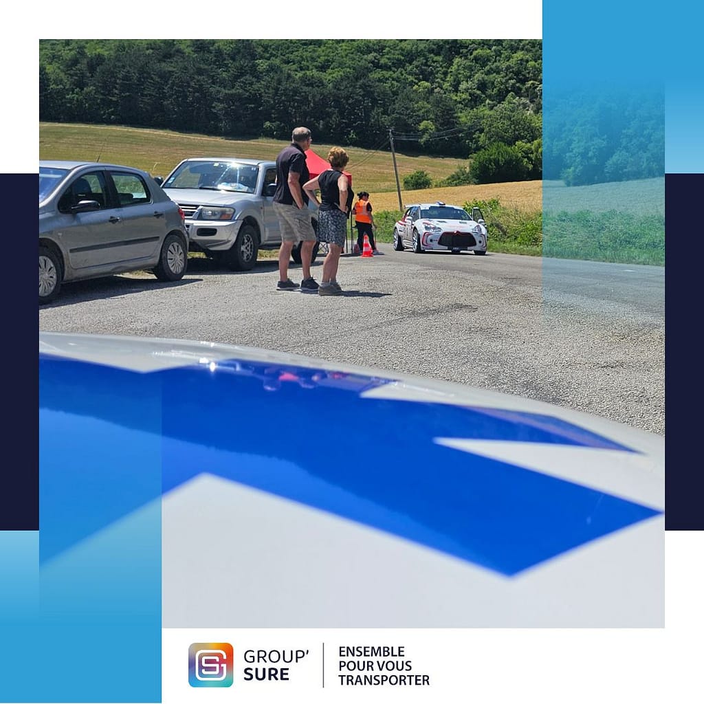 Équipe Group’Sure en intervention lors d’un événement sportif, avec véhicules stationnés en bord de route et participants présents sur le dispositif.