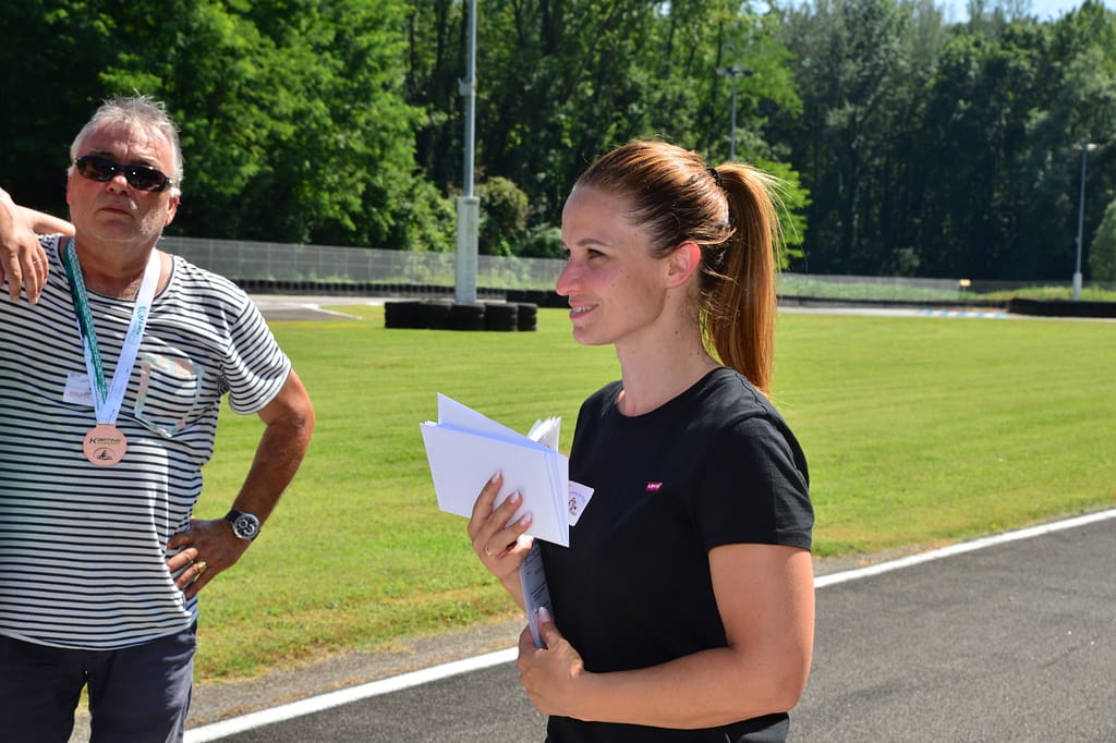 Séminaire Karting group'sure 2 personnes devant le circuit