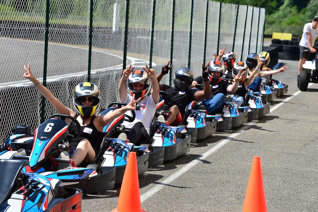 Séminaire Karting group'sure photo de groupe dans les kart