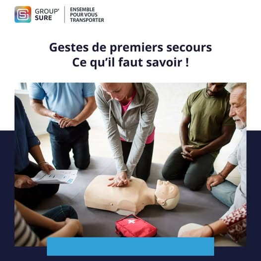 Formation aux gestes de premiers secours avec un mannequin de réanimation et plusieurs participants autour.