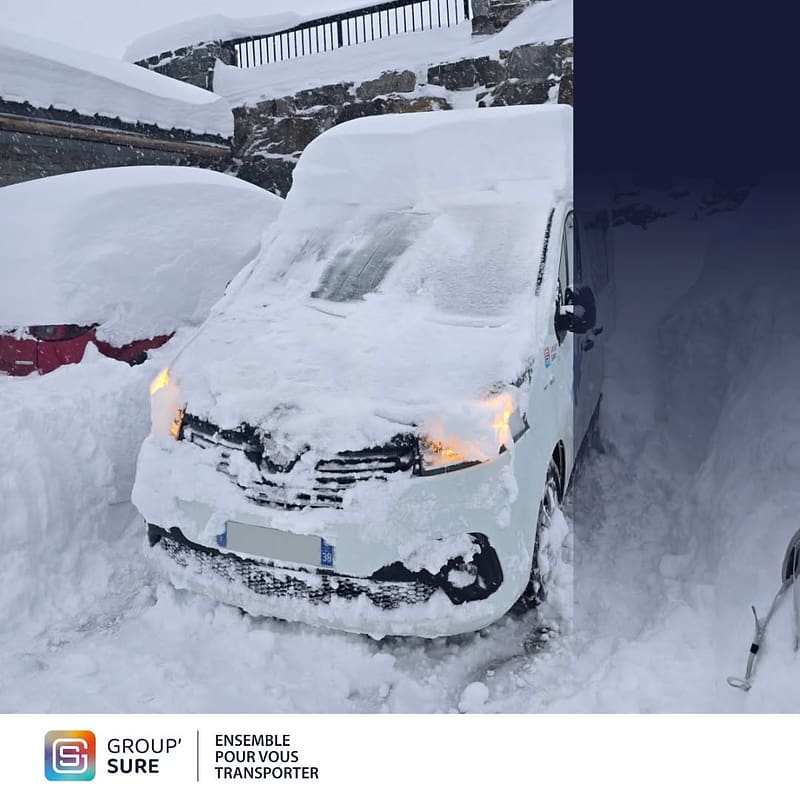Véhicule sanitaire Group’Sure recouvert de neige à l’Alpe d’Huez pendant la saison hivernale.
